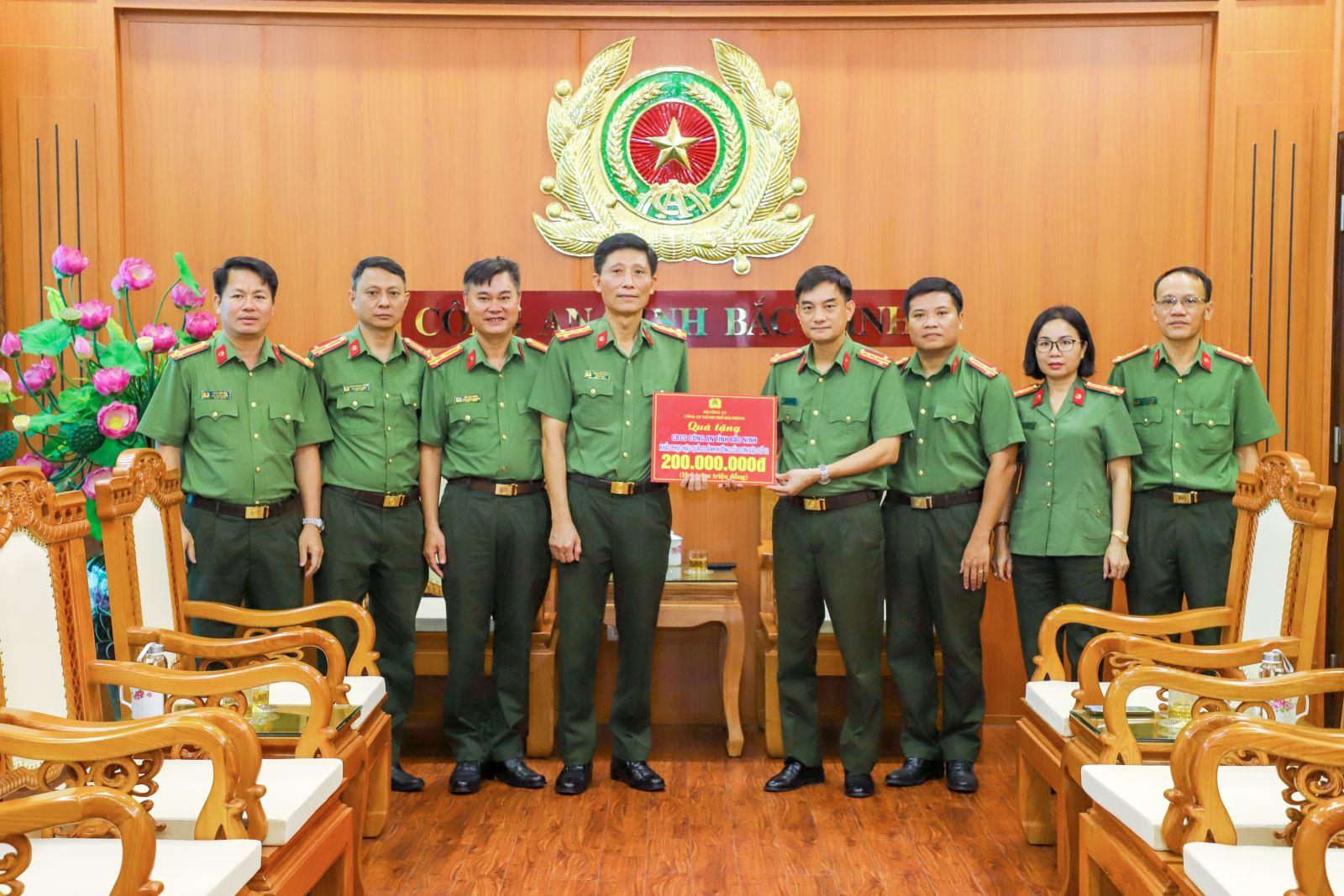 CATP Hải Phòng trao tặng 300 triệu đồng hỗ trợ Công an tỉnh Bắc Ninh và Công an tỉnh Lạng Sơn khắc phục hậu quả mưa lũ